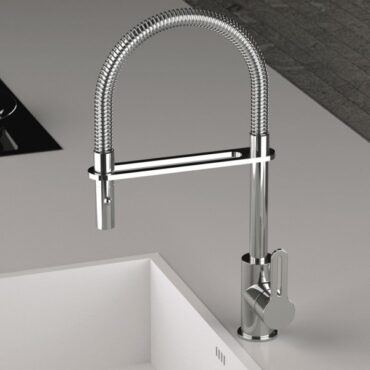 Chromen keukenkraan met ronde spiraalveer uitloop uittrekbaar met 2 standen en beugelgreep